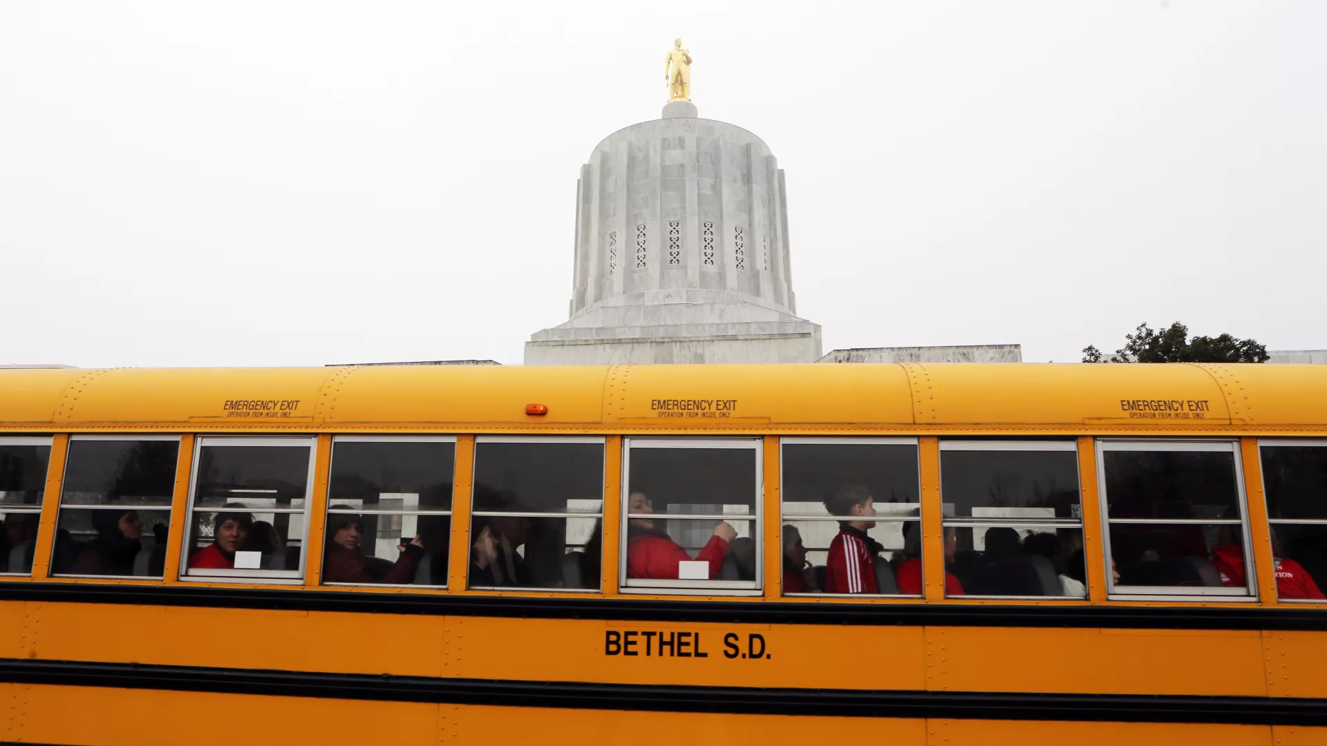 Bus arrives at Oregon State Capitol