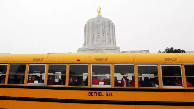 Bus arrives at Oregon State Capitol
